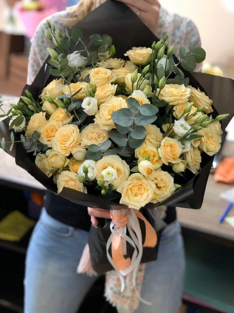 Букет цветов из: Розы и Лизиантусы в Обнинске