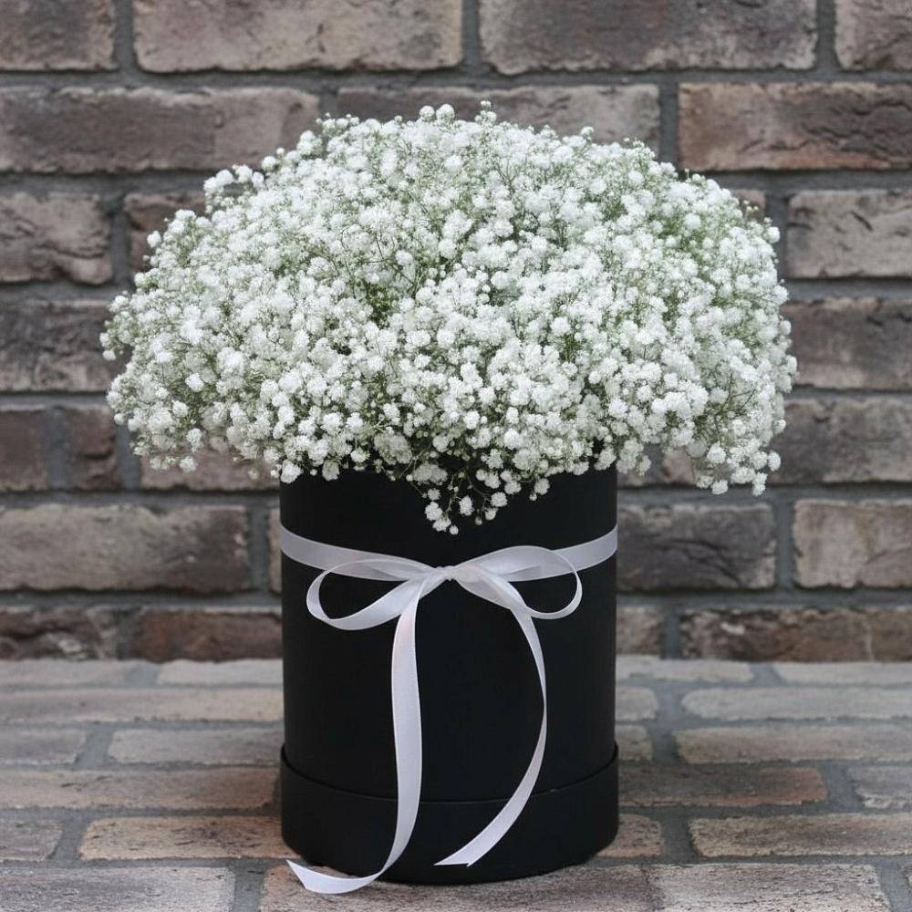 Цветочная композиция из Гипсофила в шляпной коробке в Обнинске