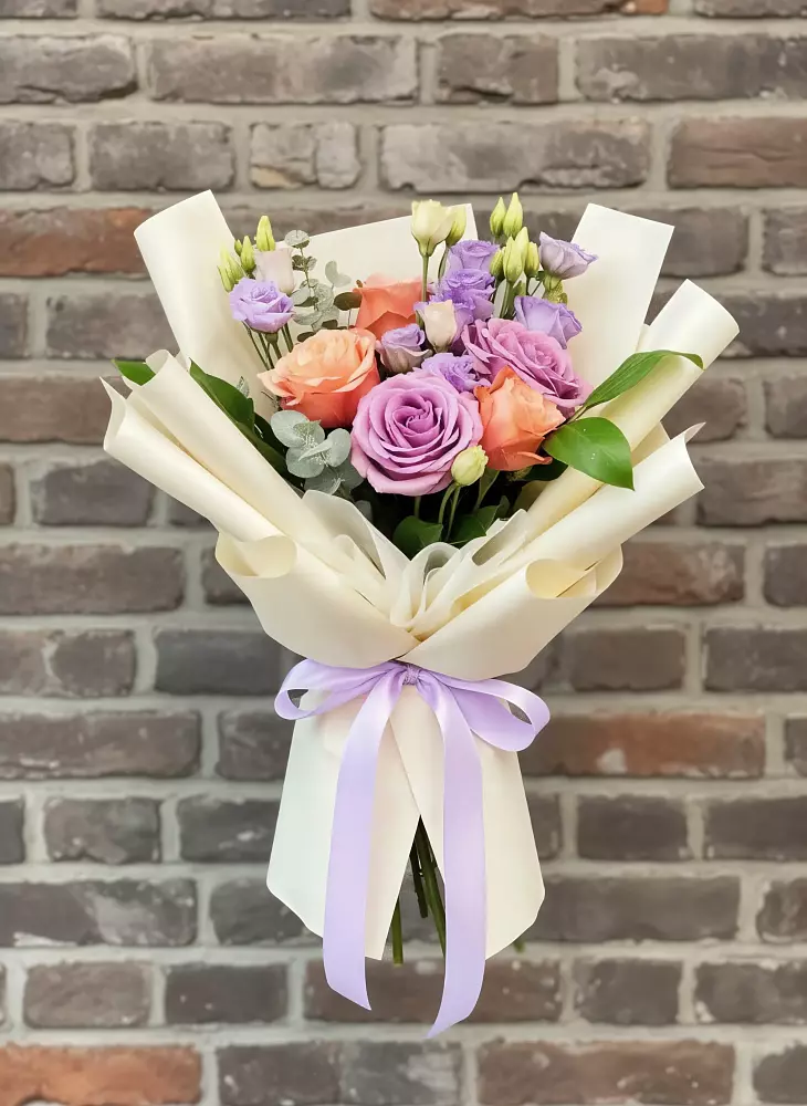 Букет цветов из: Лизиантусы и Розы в Обнинске