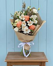 Букет цветов из:  Альстромерии, Лизиантусы, Розы и Хризантемы в Обнинске