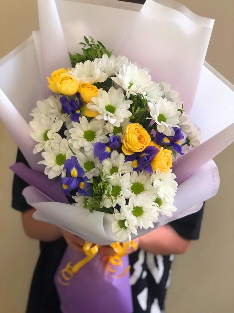 Букет цветов из: Ирисы, Хризантемы и Розы в Обнинске