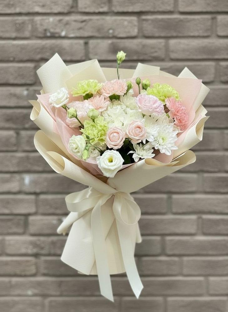 Букет цветов из: Гвоздики, Розы, Лизиантусы и Хризантемы в Обнинске