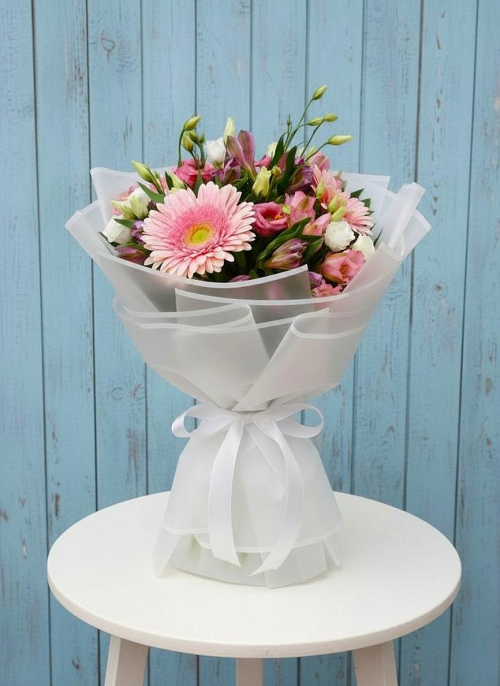 Букет цветов из: Герберы, Альстромерии и Лизиантусы в Обнинске