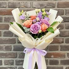 Букет цветов из:  Лизиантусы и Розы в Обнинске