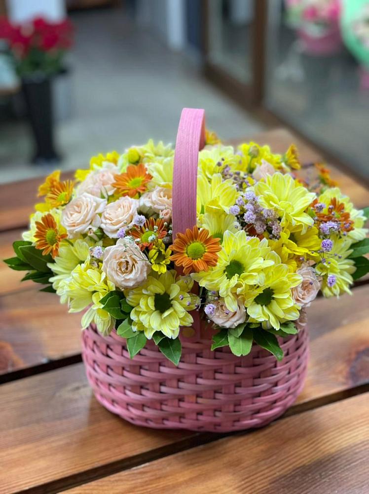 Цветочная композиция из Хризантемы и Розы в корзине в Обнинске
