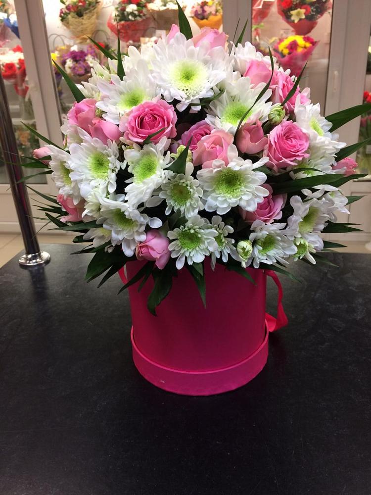 Цветочная композиция из Розы и Хризантемы в шляпной коробке в Обнинске