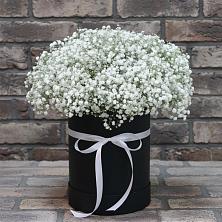 Цветочная композиция из Гипсофила в шляпной коробке в Обнинске