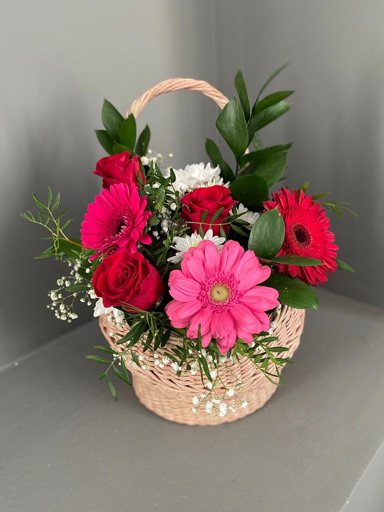 Цветочная композиция из Розы, Хризантемы и Герберы в корзине в Обнинске