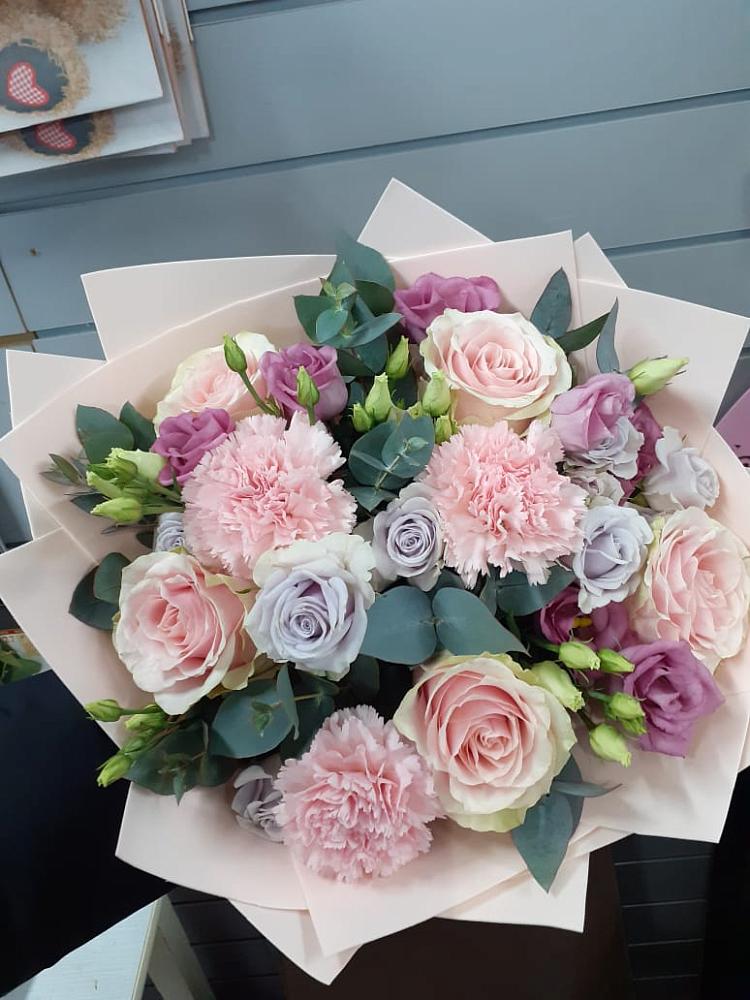 Букет цветов из: Розы, Гвоздики и Лизиантусы в Обнинске