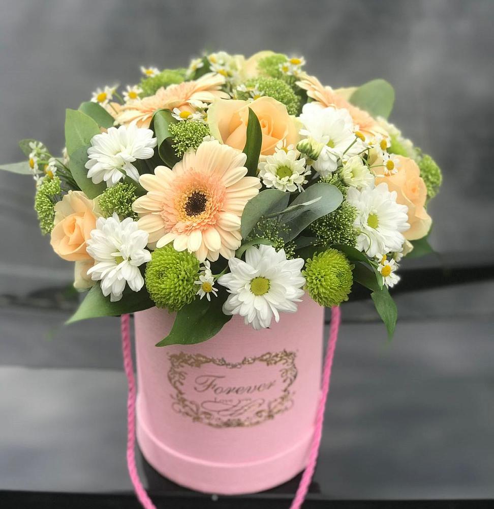 Цветочная композиция из Розы, Герберы и Хризантемы в шляпной коробке в Обнинске