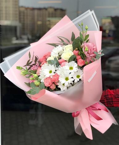 Букет цветов из: Розы, Лизиантусы и Хризантемы в Обнинске