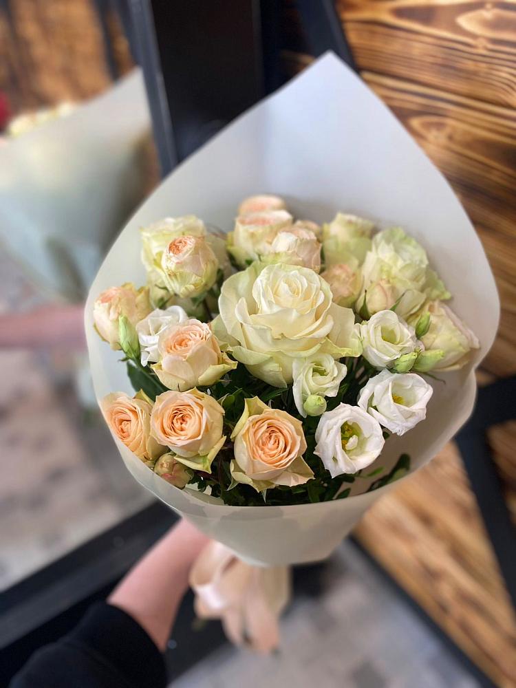 Букет цветов из: Розы и Лизиантусы в Обнинске